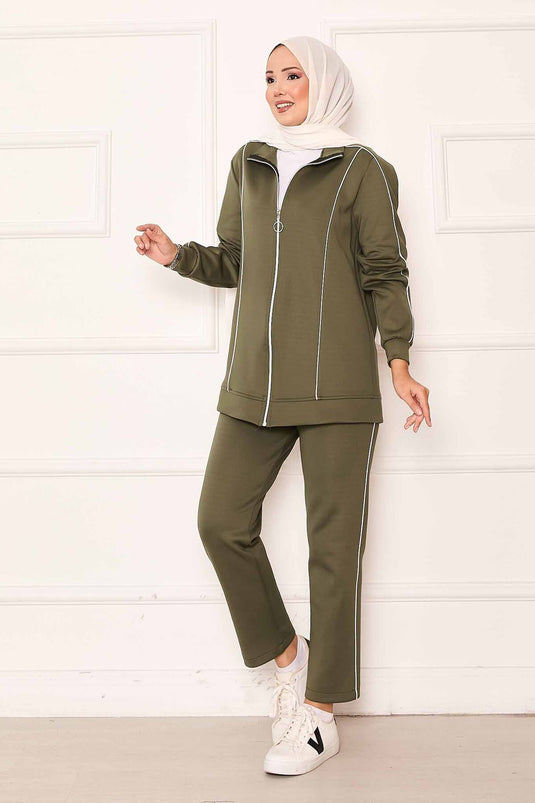 بدلة مكونة من قطعتين بتفاصيل أنابيب باللون الكاكي