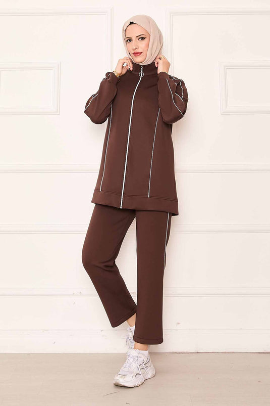 بدلة من قطعتين بتفاصيل أنابيب بنية اللون