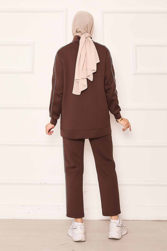 بدلة من قطعتين بتفاصيل أنابيب بنية اللون