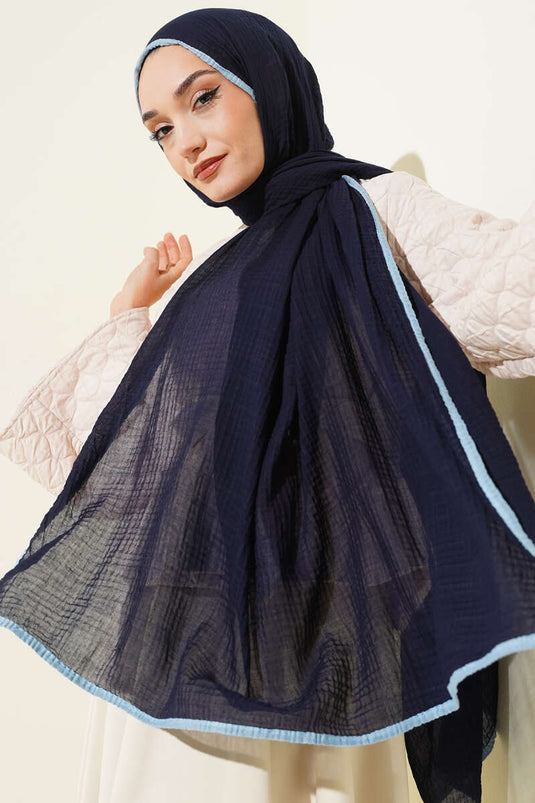 Châle en mousseline à bordure bleu marine