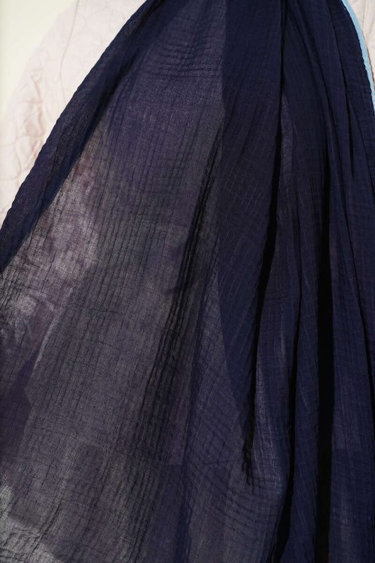 Châle en mousseline à bordure bleu marine