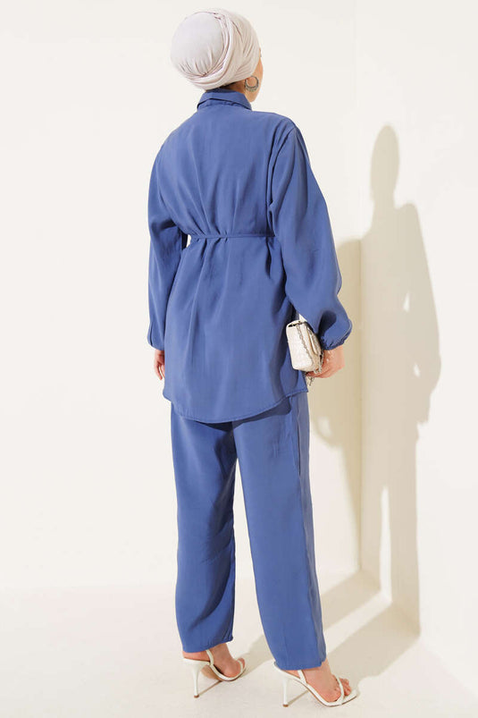 Indigo tweedelig pak met gouden knopen en bolero