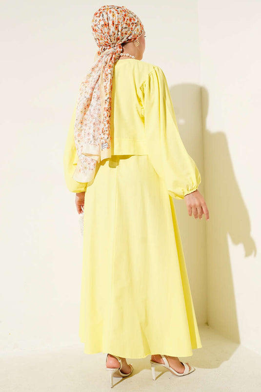 طقم من قطعتين مع تنورة مزينة بأزرار مطرزة، أصفر