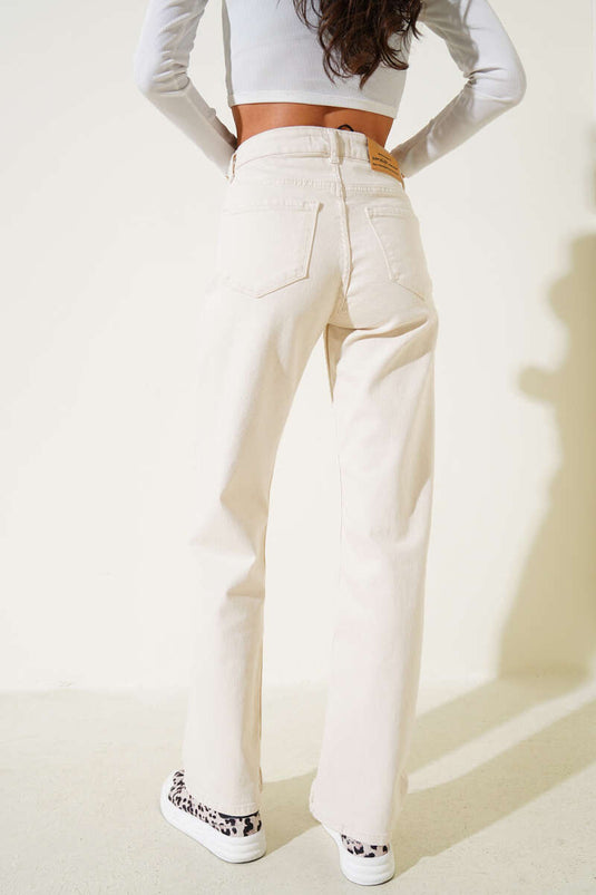 Jean beige à jambes droites et taille boutonnée