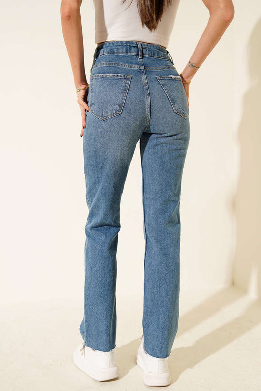 بنطلون جينز أزرق بفتحات جانبية وساق مستقيمة