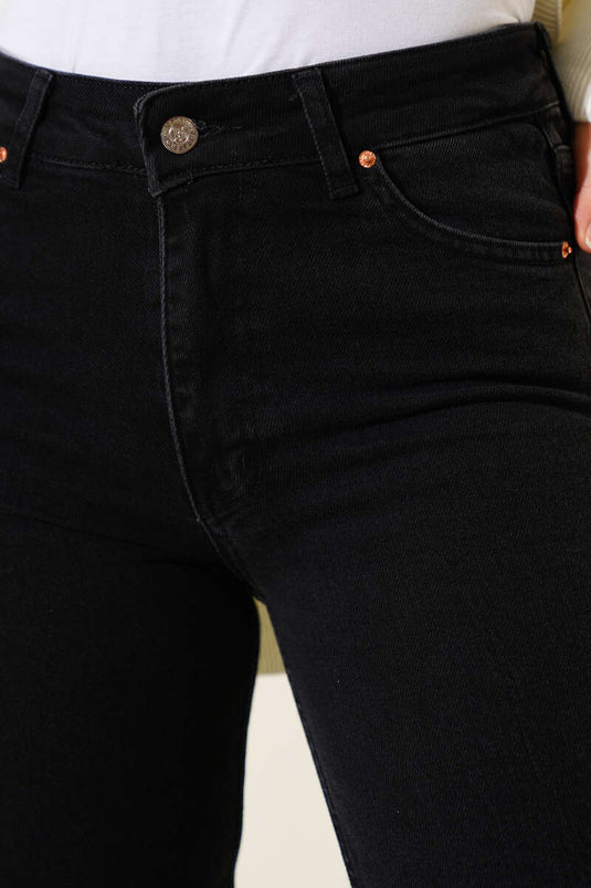 بنطال جينز رمادي غامق بجيب ممزق عند الكاحل