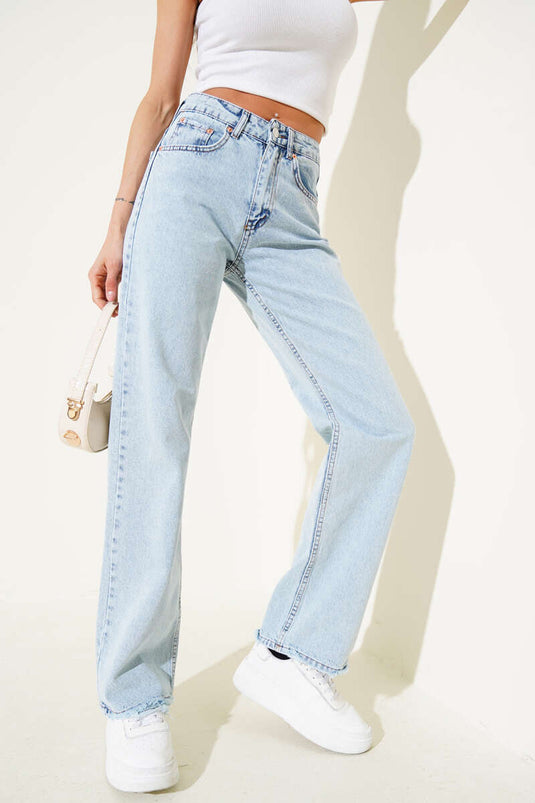 بنطال جينز مستقيم الساق وممزق باللون الأزرق الجليدي
