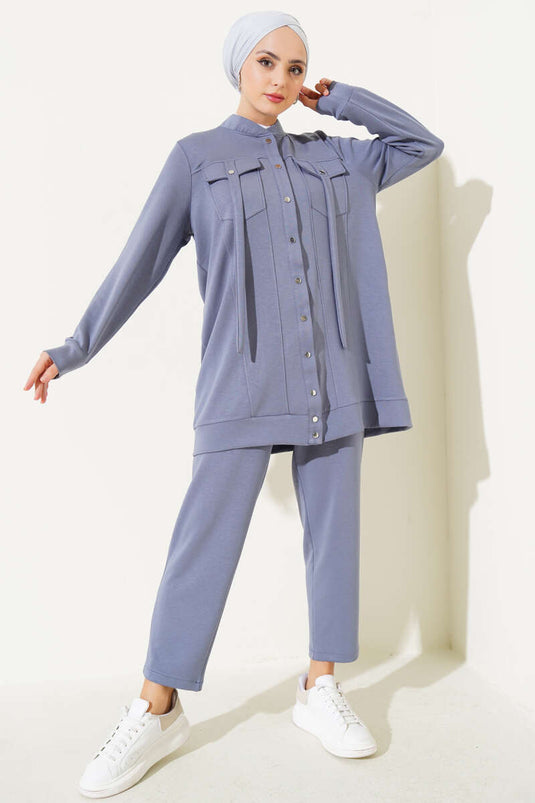 Tweedelig pak met drukknopen aan de zijkant, leigrijs