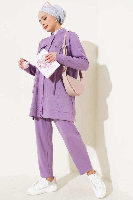 بدلة أرجوانية من قطعتين مع أزرار كبس عند الرقبة