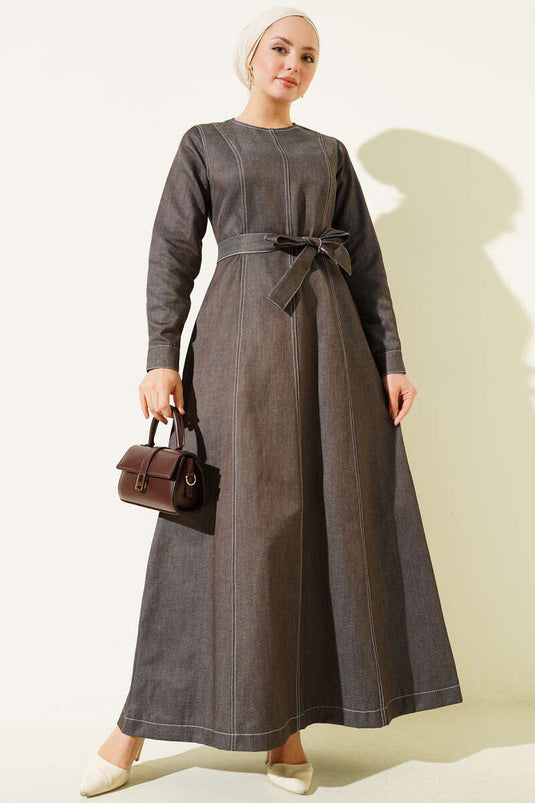 فستان جينز بتفاصيل درزات كاملة باللون الرمادي الداكن