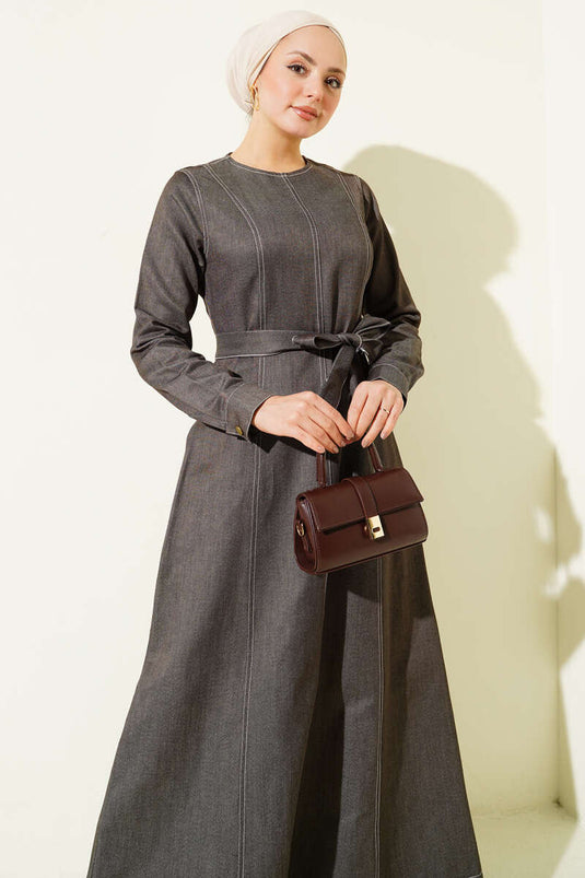 فستان جينز بتفاصيل درزات كاملة باللون الرمادي الداكن