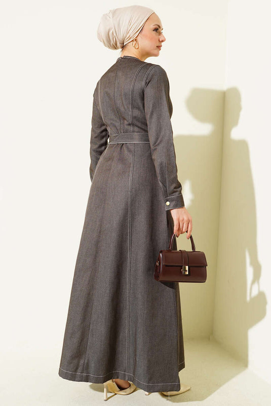 فستان جينز بتفاصيل درزات كاملة باللون الرمادي الداكن