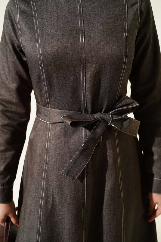 فستان جينز بتفاصيل درزات كاملة باللون الرمادي الداكن