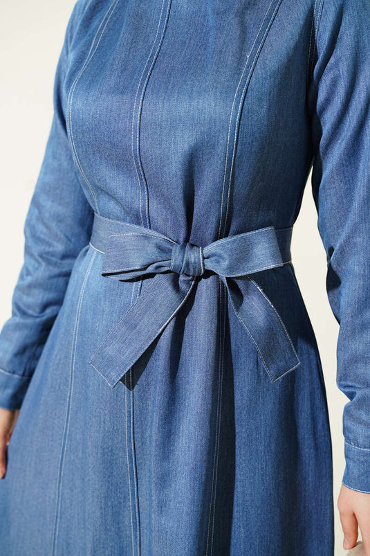 فستان جينز بتفاصيل درزات كاملة باللون الأزرق الجينزي