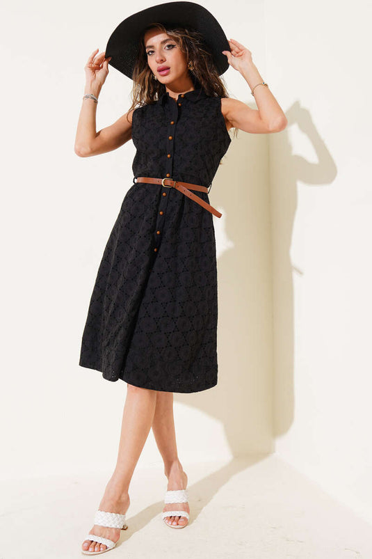 Schwarzes, geknöpftes und besticktes Kleid mit Gürtel.