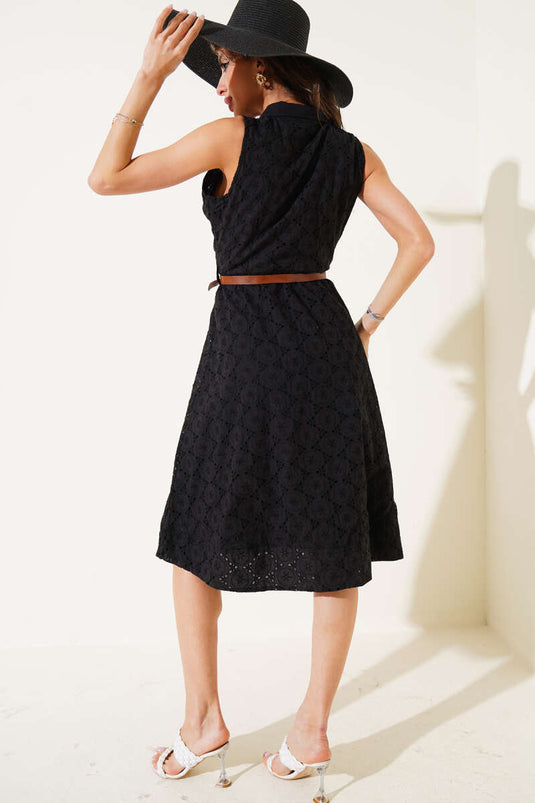 Schwarzes, geknöpftes und besticktes Kleid mit Gürtel.