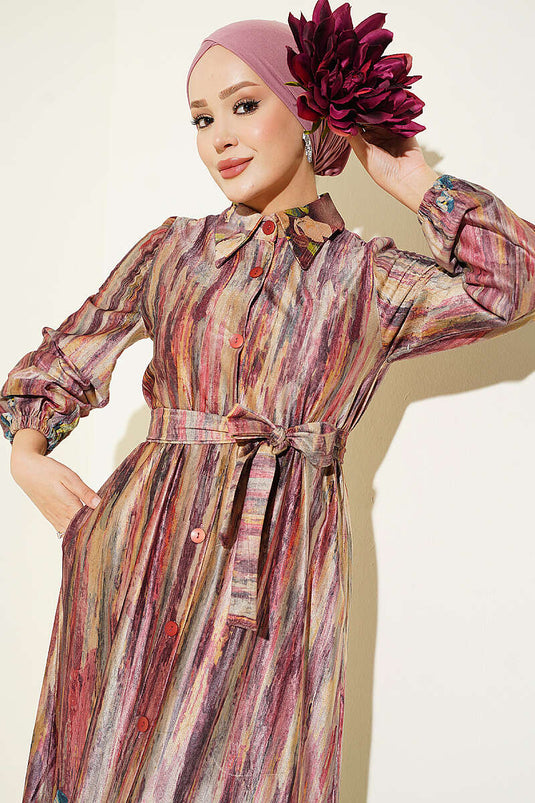 Samtkleid Mit Knöpfen Und Muster In Rosenholz