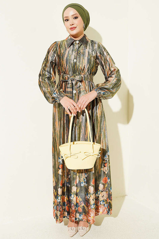 Grünes Samt-Kleid Mit Mustern Und Knöpfen