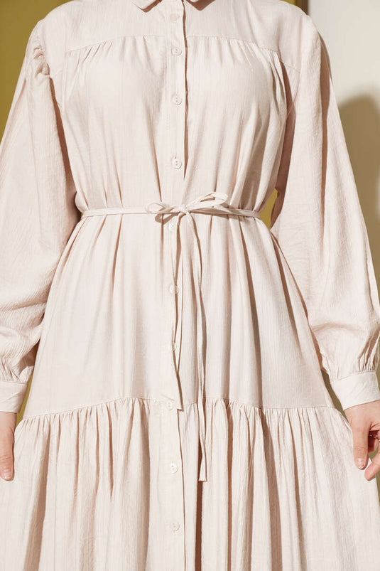 Robe beige à cordon et boutons sur toute la longueur
