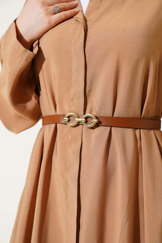 فستان أساسي بأزرار وحزام باللون الجمل