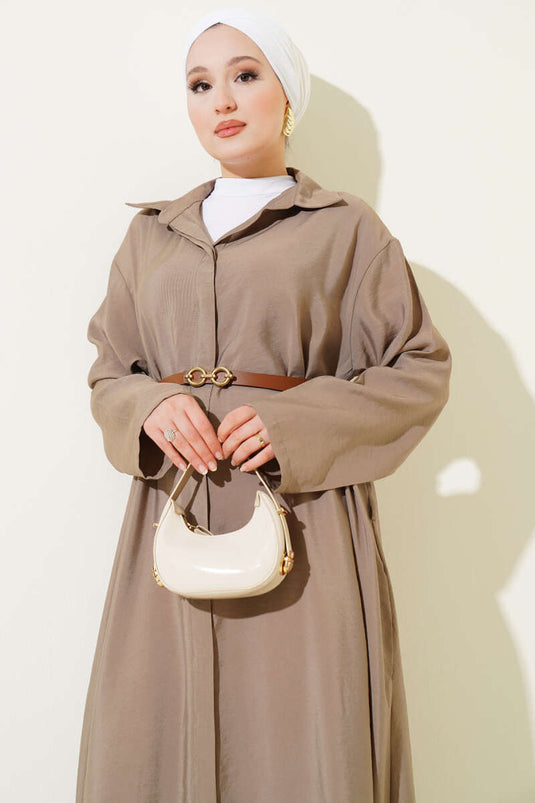 فستان أساسي بأزرار وحزام من فرو المنك