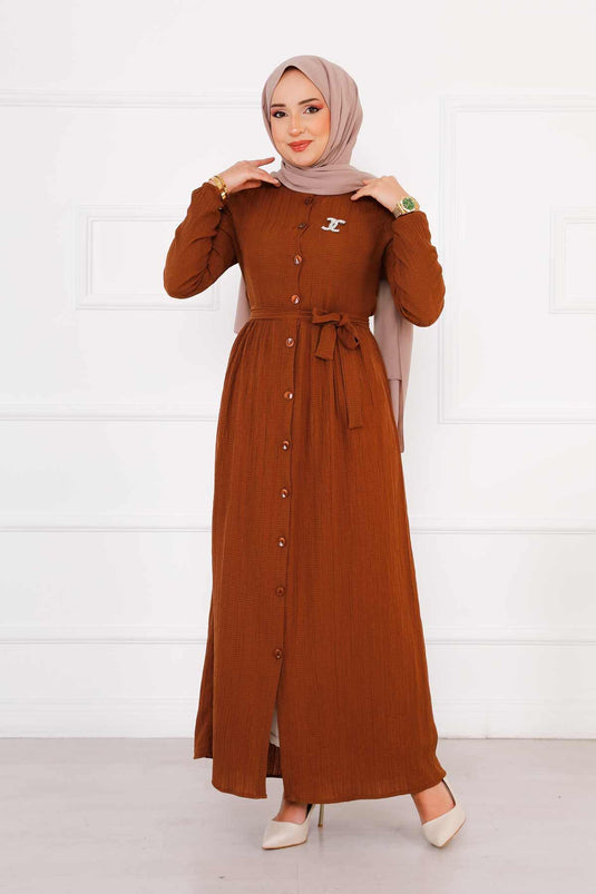 فستان بني بأكمام مرنة وأزرار