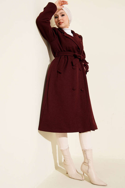 معطف من الكشمير بأزرار أمامية مزدوجة الصدر، لون عنابي.