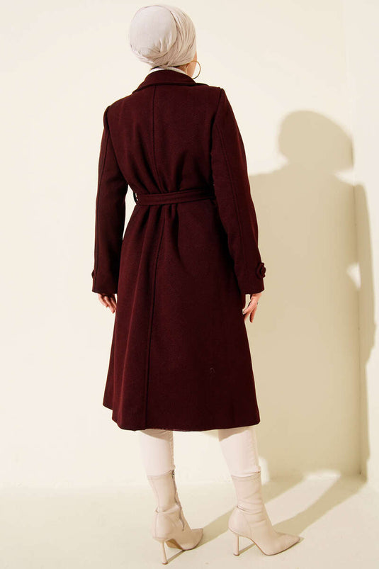 معطف من الكشمير بأزرار أمامية مزدوجة الصدر، لون عنابي.