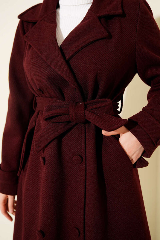 معطف من الكشمير بأزرار أمامية مزدوجة الصدر، لون عنابي.