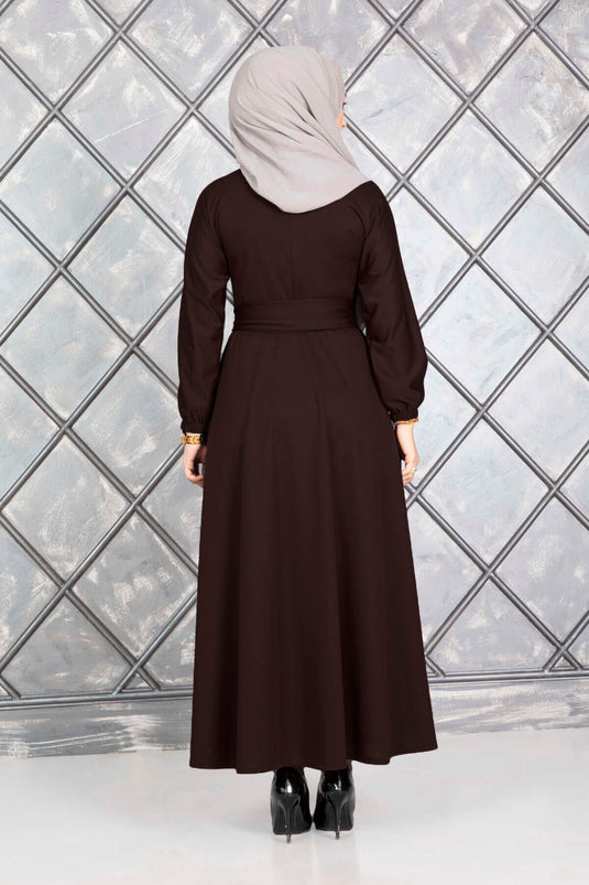 Robe hijab marron boutonnée et ceinturée