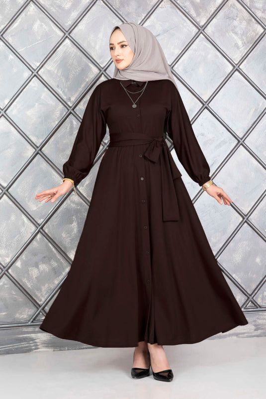 Robe hijab marron boutonnée et ceinturée