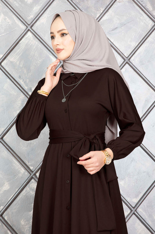 Robe hijab marron boutonnée et ceinturée