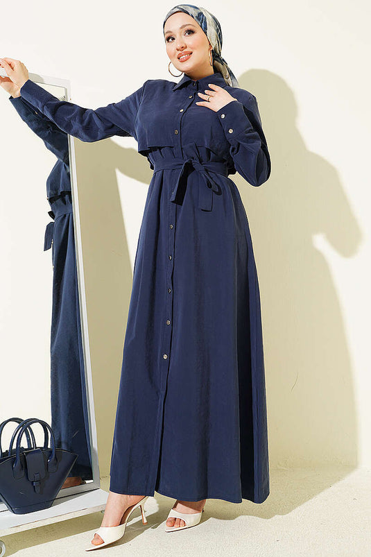 Kleid mit durchgehender Knopfleiste, Gürtel und Teilungsdetails in Marineblau