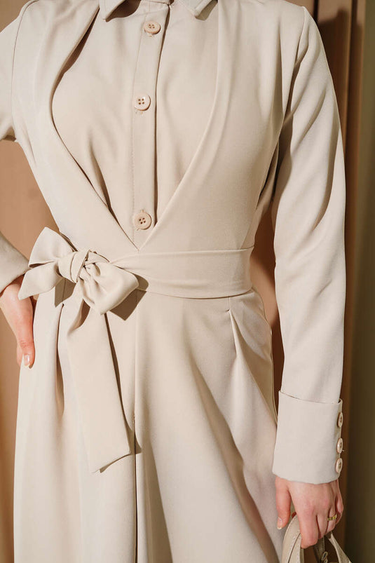 Robe à ceinture avec pince et boutons sur le devant Beige