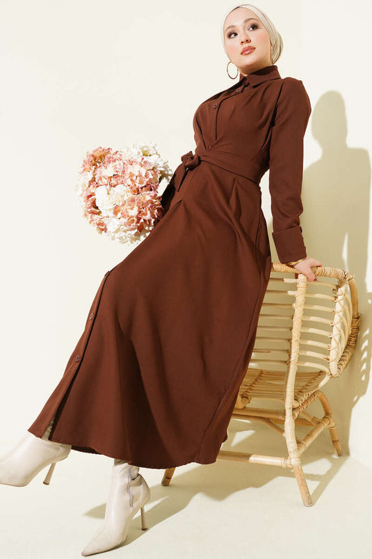 Boydan knoopsluiting met plooien en ceintuur jurk bruin