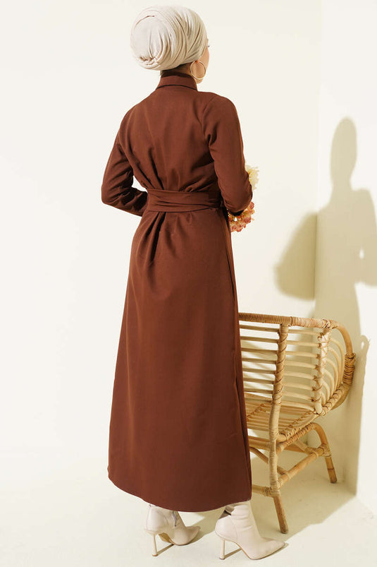 Boydan knoopsluiting met plooien en ceintuur jurk bruin