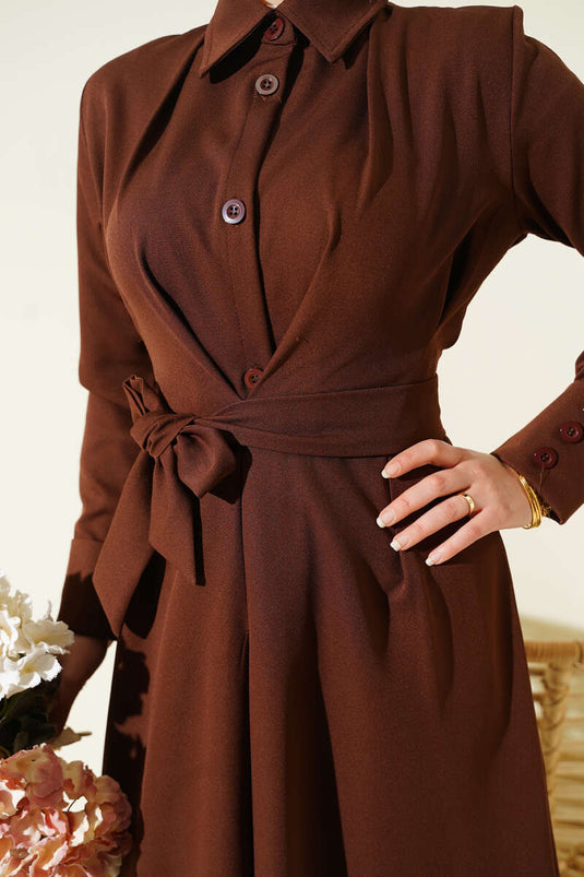 Boydan knoopsluiting met plooien en ceintuur jurk bruin