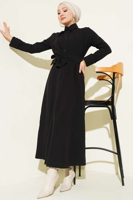 Robe ceinturée à boutons sur le devant avec pince, noire