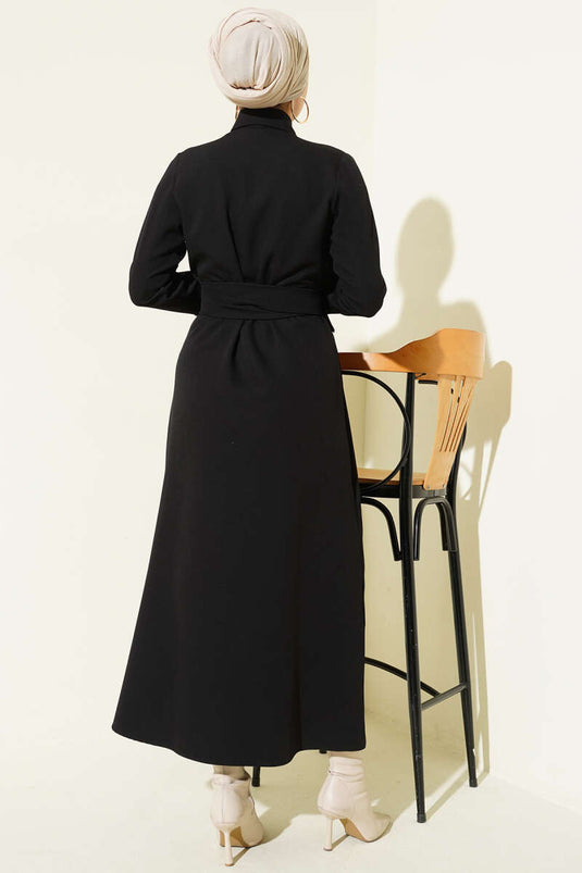 Robe ceinturée à boutons sur le devant avec pince, noire