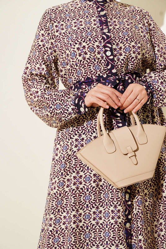 فستان أرجواني بأزرار ونمط ريترو