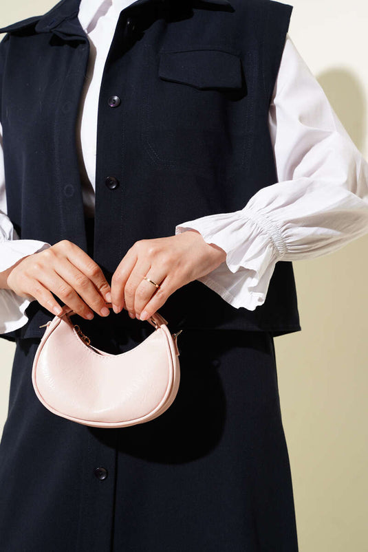 Ensemble deux pièces bleu marine composé d'un gilet boutonné et d'une jupe