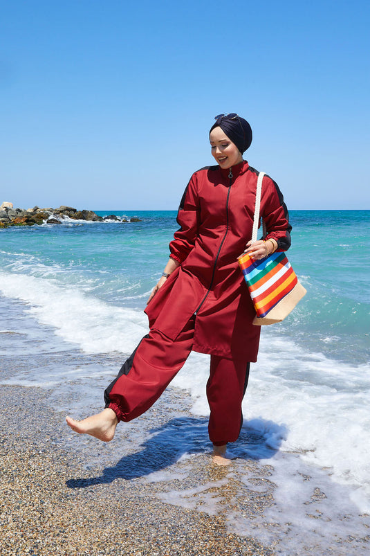 ملابس سباحة محتشمة بسحّاب كامل ومزينة باللون العنابي