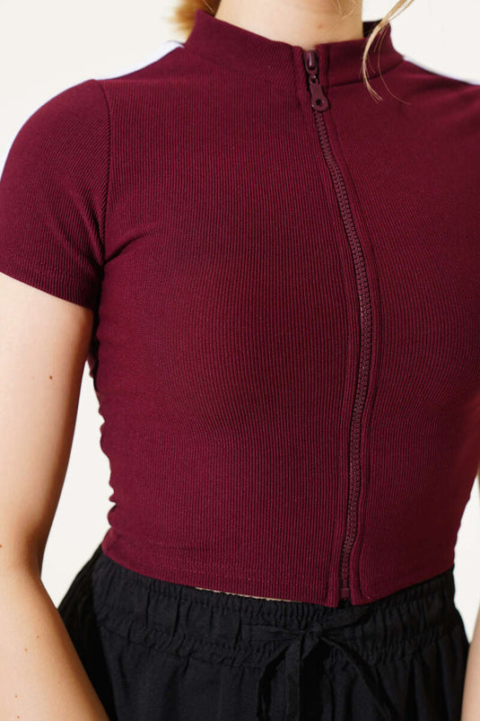 Haut court rayé bordeaux à fermeture éclair sur l'épaule