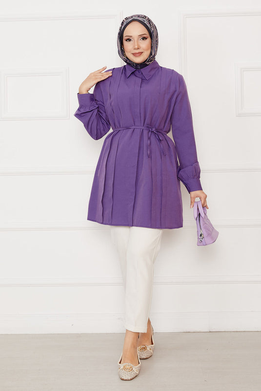 قميص محتشم بتفاصيل طيات وأزرار مخفية من الأمام باللون البنفسجي