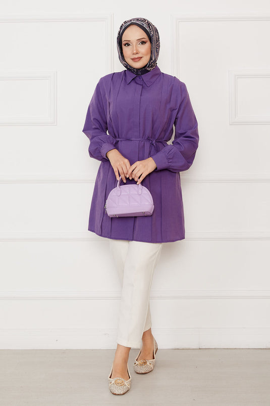 قميص محتشم بتفاصيل طيات وأزرار مخفية من الأمام باللون البنفسجي