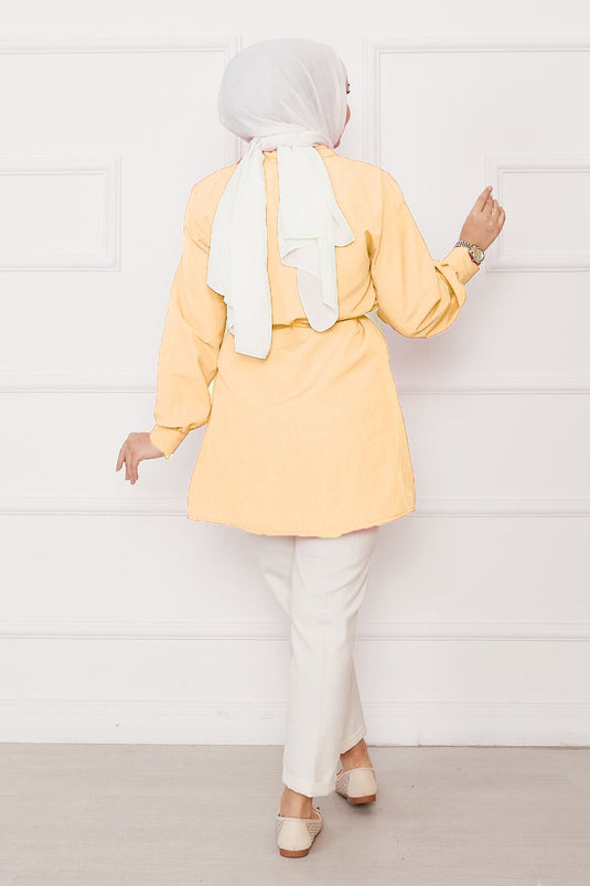 Camisa Modesta Larga Con Botones Y Detalles Plisados En Amarillo