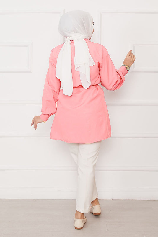 قميص محتشم بتفاصيل طيات وأزرار مخفية من الأمام بلون السلمون