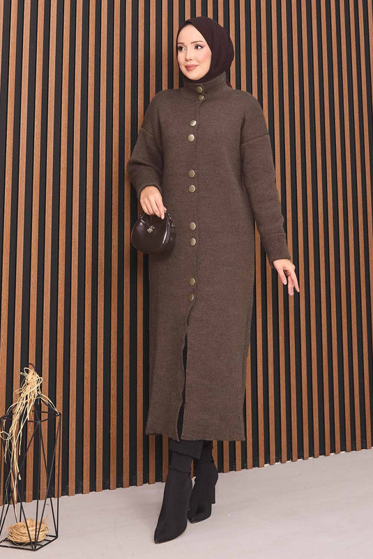Gilet en maille marron avec hijab et boutons dorés.