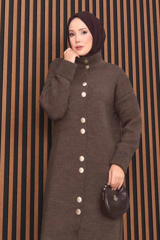 Gilet en maille marron avec hijab et boutons dorés.