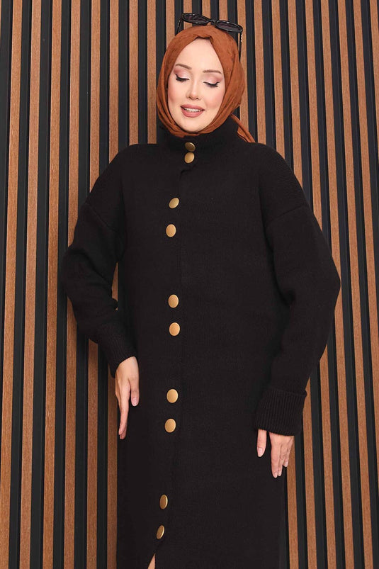 Gilet en maille noire avec hijab et boutons dorés.